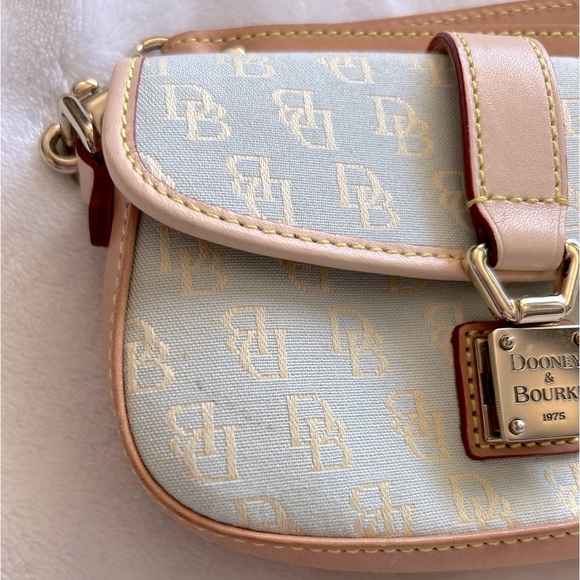 Dooney & Bourke wristlet with click/snap closure, tan & blue w/ gold hardware - Picture 3 of 11